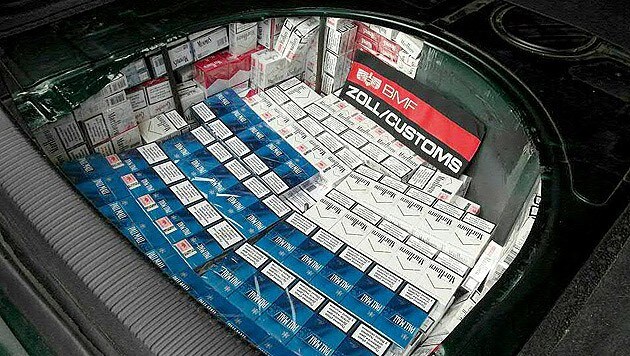 In einem Pkw wurden insgesamt 60.400 Stück Zigaretten in Hohlräumen gefunden. (Bild: APA/POLIZEI/UNBEKANNT)