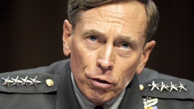 Der frühere CIA-Direktor und pensionierte Vier-Sterne-General David Petraeus (Archivbild) (Bild: AP)