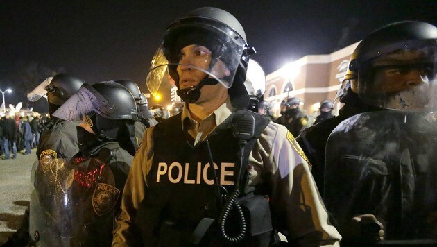 Rassismus-Vorwürfe gegen die Polizei nach der Erschießung eines schwarzen Jugendlichen in Ferguson (Bild: AP)