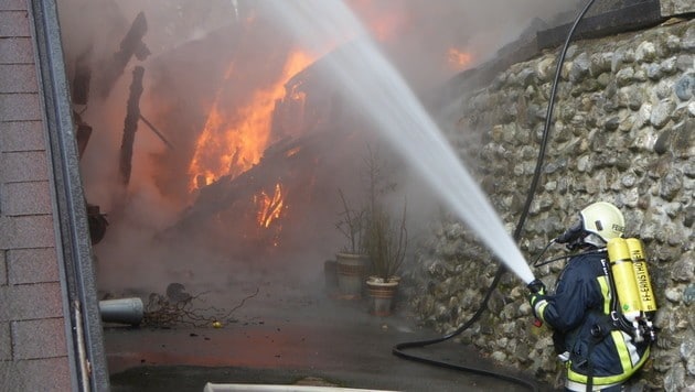 Stundenlang bekämpften die Florianis die Flammen. (Bild: APA/FREIWILLIGE FEUERWEHR ERNSTHOFEN)