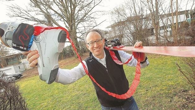 Tourengeher und Skifahrer Heinz Polak mit seiner Erfindung, dem roten Rettungsband. (Bild: Markus Tschepp)