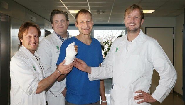 Tolles Team: Thomas Rappl, Lars-Peter Kamolz und Ivo Justich (v.l.) mit Patient Dietmar Konrad (Bild: Jürgen Radspieler)
