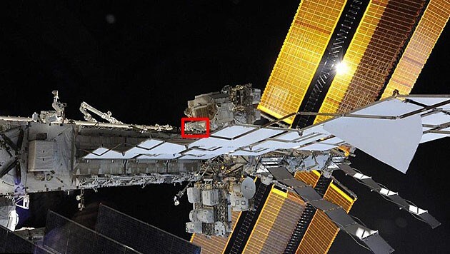 Barry Wilmore (rot markiert) beim Außeneinsatz an der ISS (Bild: NASA)