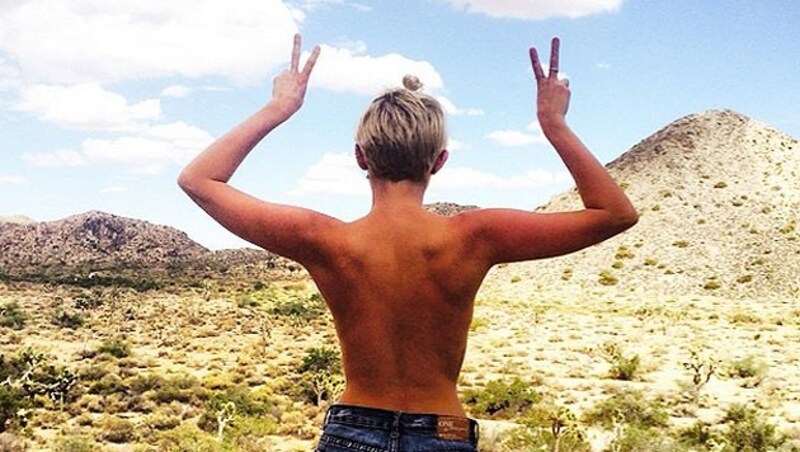 Miley Cyrus zeigt ihren nackten Oberkörper - von hinten. (Bild: instagram.com/mileycyrus)