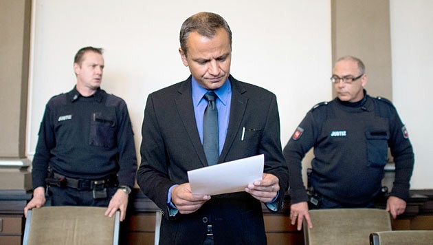 Der Ex-SPD-Bundestagsabgeordnete Sebastian Edathy im Landgericht Verden (Bild: APA/dpa/Julian Stratenschulte)