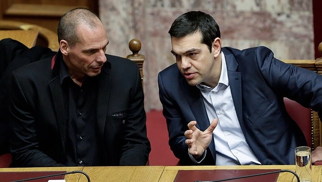 Finanzminister Yanis Varoufakis (links) und Regierungschef Alexis Tsipras (rechts) (Bild: AP)