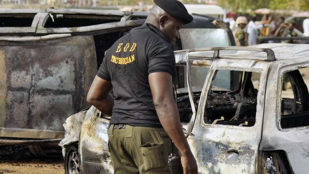 Ein Ermittler in Nigeria inspiziert den Tatort nach einem Selbstmordanschlag auf eine Busstation. (Bild: AP)
