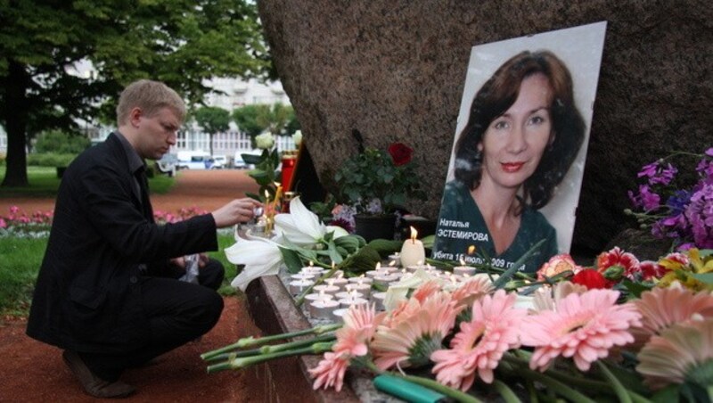 Die Menschenrechtsaktivistin Natalja Estemirowa wurde 2009 im Nordkaukasus erschossen aufgefunden. (Bild: YELENA IGNATIEVA/EPA/picturedesk.com)