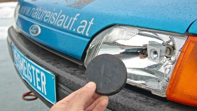 Der Puck traf das Räumfahrzeug von Eismeister Norbert Jank (Bild: Hannes Wallner)