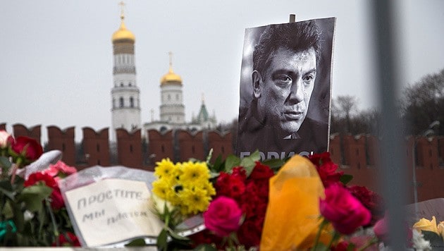Blumen und Kondolenzschreiben am Tatort in Moskau (Bild: AP)