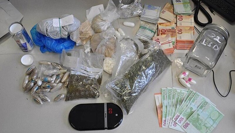 Zudem wurden Bargeld und weitere Drogen in der Wohnung sichergestellt. (Bild: Polizei)