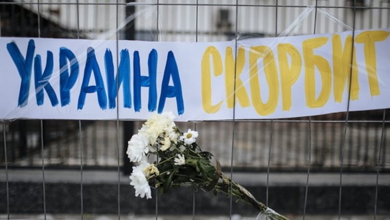 "Die Ukraine trauert" ist auf diesem Schild in der Nähe des Tatorts zu lesen. (Bild: APA/EPA/ROMAN PILIPEY)