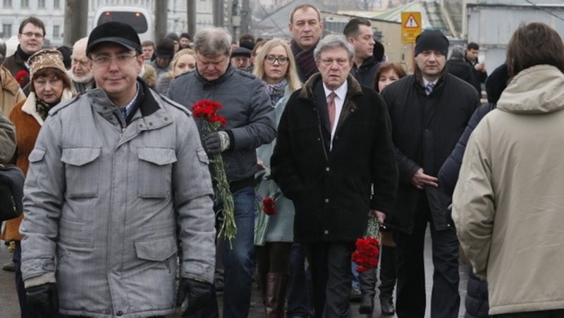 Russische Oppositionspolitiker und Aktivisten legen Blumen am Tatort nieder. (Bild: APA/EPA/SERGEI ILNITSKY)