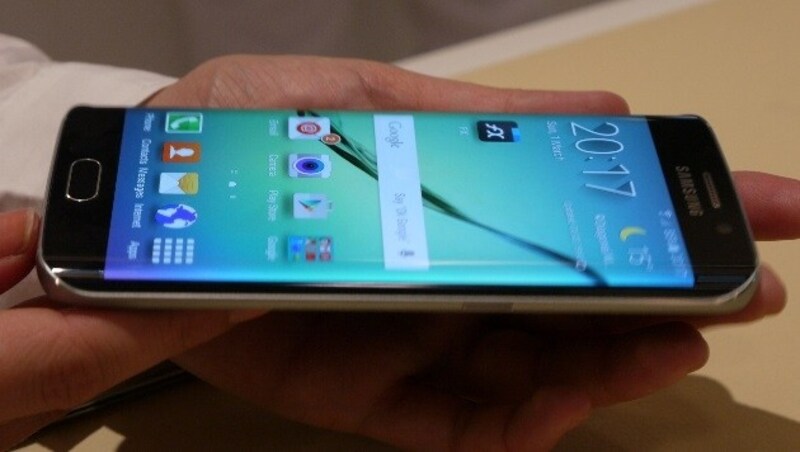 Hier gut zu erkennen: Das S6 Edge hat ein über linke und rechte Gehäusekante gezogenes Display. (Bild: Dominik Erlinger)