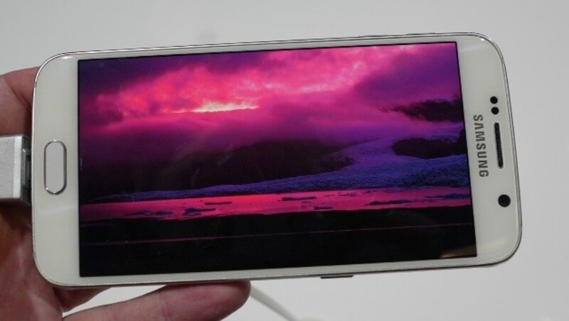 Das Display des Galaxy S6 erfreut mit satten Farben, gutem Kontrast und hoher Auflösung. (Bild: Dominik Erlinger)