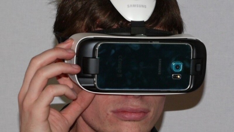 Wer mag und ein Galaxy S6 hat, kann mit dem Gear-VR-Headset in virtuelle Welten abtauchen. (Bild: Dominik Erlinger)