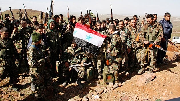 Syrische Truppen feiern einen weiteren Erfolg gegen Terrormiliz IS. (Bild: APA/EPA/STR)