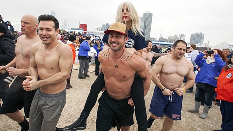 Lady Gaga lässt sich von Taylor Kinney tragen. (Bild: Barry Brecheisen/Invision/AP)