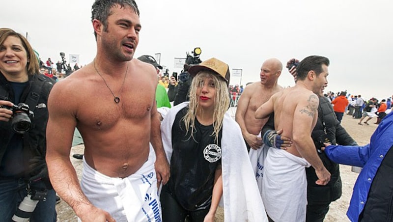 Für den guten Zweck froren Taylor Kinney und seine Verlobte Lady Gaga gerne. (Bild: APA/EPA/KAMIL KRZACZYNSKI)