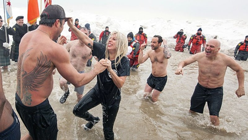 Lady Gaga und Taylor Kinney wagen ein Tänzchen in den eiskalten Fluten. (Bild: Barry Brecheisen/Invision/AP)