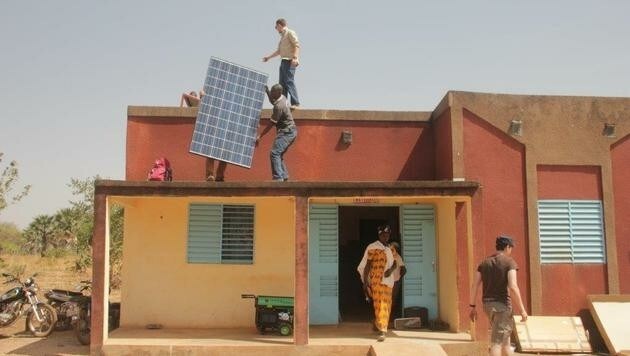 Gemeinsam mit den Dorfbewohnern wird die Solaranlage installiert (Bild: Élèves pour Élèves)