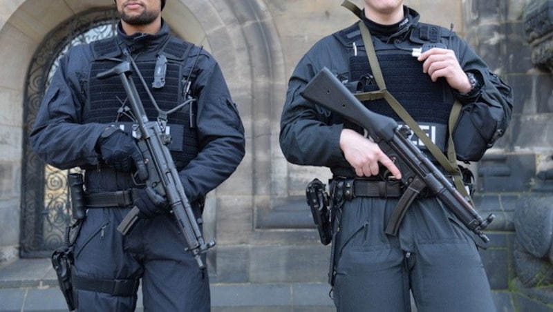 Bereits am Samstag patrouillierten Polizisten in der Bremer Innenstadt. (Bild: APA/EPA/CARMEN JASPERSEN)