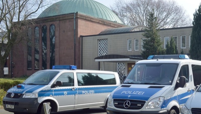 Polizeifahrzeuge vor einer Synagoge in Bremen (Bild: dpa/Carmen Jaspersen)