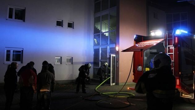 Einsatzkräfte im Großeinsatz bei Wohnungsbrand in Leibnitz (Bild: Stadtfeuerwehr Leibnitz)