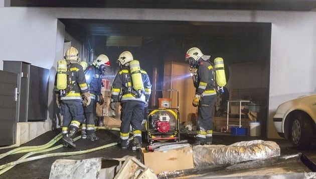 In einer Garage in Krems war eine Wärmepumpe in Brand geraten. (Bild: FF Krems/M.Wimmer)