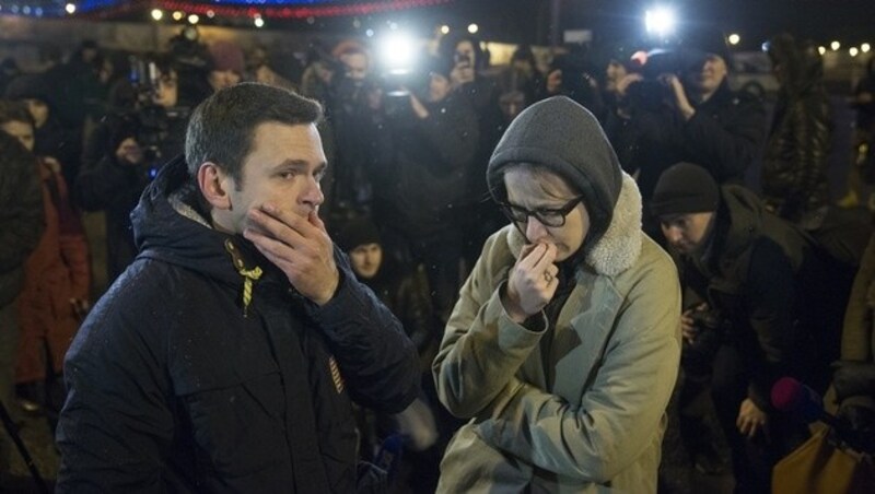 Die Oppositionspolitiker Ilya Yashin und Ksenia Sobchak stehen unter Schock. (Bild: AP)