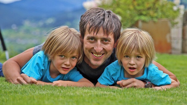 Mario Stecher mit seinen beiden Söhnen David und Luis (Bild: Christof Birbaumer/Kronenzeitung)