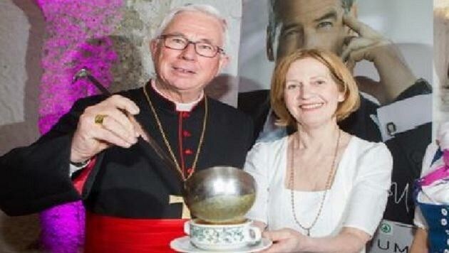 Köchin Johanna Maier mit Erzbischof Franz Lackner (Bild: Franz Neumayr)