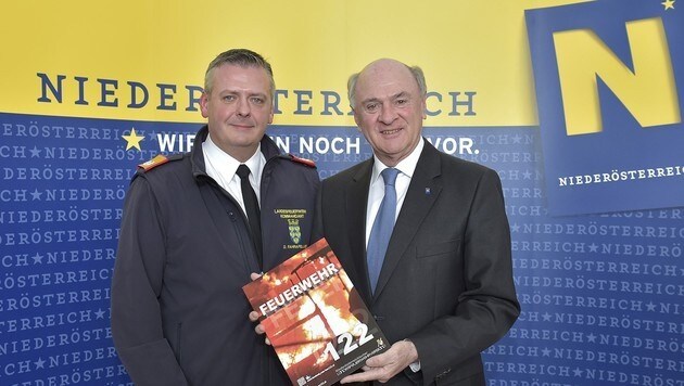Landeshauptmann Erwin Pröll dankt der Feuerwehr für die exzellente Zusammenarbeit. (Bild: NLK Filzwieser)