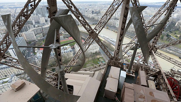 Die beiden graubraunen Windturbinen am Eiffelturm (Bild: AFP)