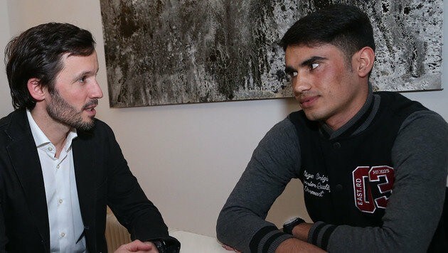 Caritas-Generalsekretär Klaus Schwertner im Gespräch mit dem Flüchtling Ahmad (Bild: Zwefo)