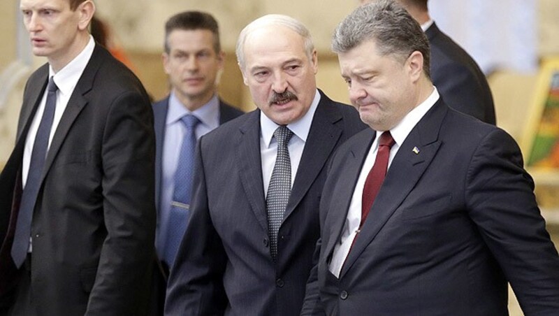 Poroschenko mit dem Gastgeber, dem weißrussischen Machthaber Alexander Lukaschenko (Bild: APA/EPA/Tatyana Zenkovich/Pool)