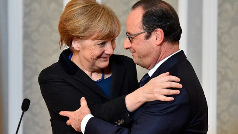 Merkel und Hollande beglückwünschen einander zum Verhandlungserfolg. (Bild: AP)