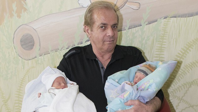 Der stolze Vater präsentierte im Klinikum Wels seine kleinen Zwillingssöhne Eldion und Elmedin. (Bild: Klinikum Wels)