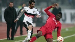 Veli Kavlak im Duell mit Mario Balotelli (Bild: AP)