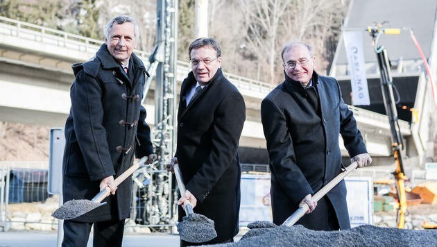 Spatenstich durch Asfinag-Vorstand Alois Schedl, LH Platter und Asfinag-GF Klaus Fink (von rechts). (Bild: Bernhard Stelzl)