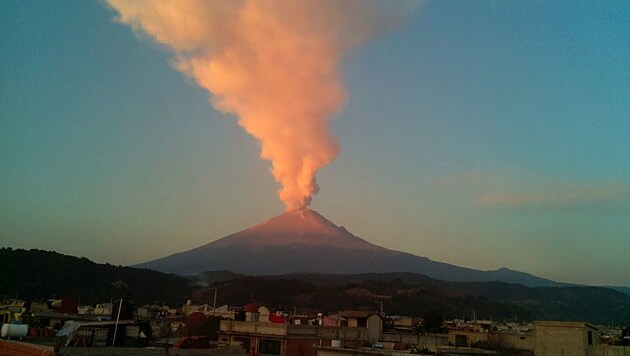 Aschewolke über dem Vulkan Popocatepetl (Bild: AP)