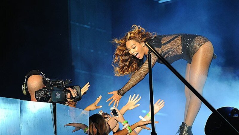 Beyonce reicht Fans während ihres Konzertes in Los Angeles die Hand. (Bild: Photo by Frank Micelotta/Invision for Parkwood Entertainment/AP)