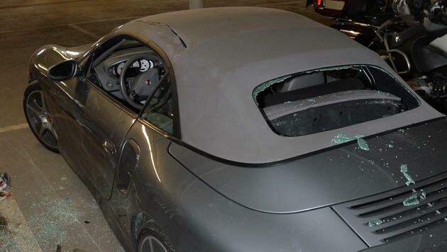 Der völlig zerstörte Porsche. Sachschaden rund 30.000 Euro. (Bild: zeitungsfoto.at)