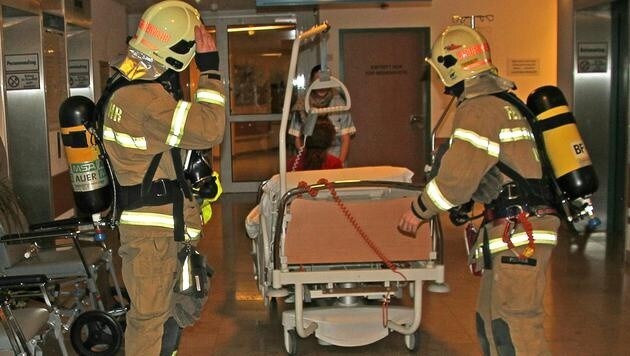 Mit Unterstützung der Feuerwehr wurden die Patienten aus der Gefahrenzone im AKh Linz gebracht. (Bild: APA/BERUFSFEUERWEHR LINZ)