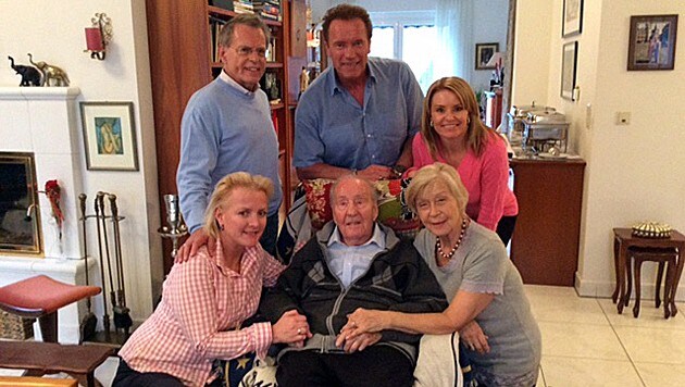 Arnold Schwarzenegger mit Freundin Heather (rechts hinten) im Kreise der Familie Gerstl (Bild: privat)