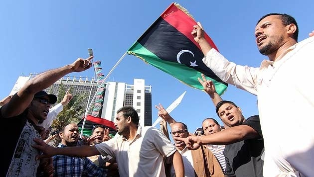 Libyer demonstrieren in Tripolis gegen die Präsenz von islamistischen Milizen in ihrem Land. (Bild: APA/EPA/SABRI ELMHEDWI)