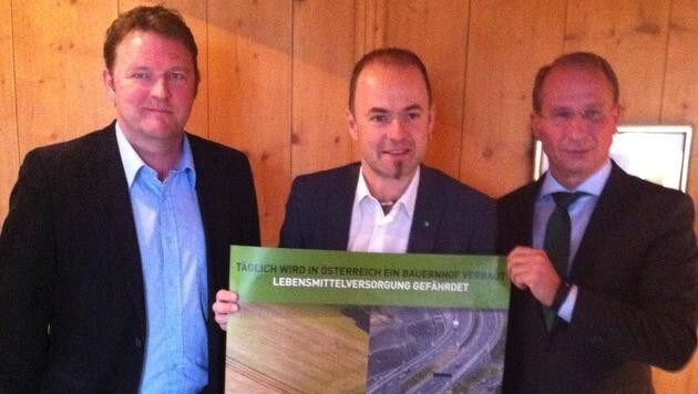 Robert Ortner, Josef Hechenberger und Kurt Weinberger (v.l.) fordern sparsameren Umgang mit Grund. (Bild: Claus Meinert)