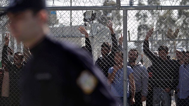 Flüchtlinge im Aufnahmelager Amygdaleza (Bild: APA/EPA/Yannis Kolesidis)