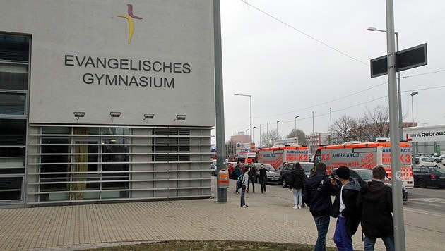 14 Kinder und ein Lehrer mussten behandelt werden. (Bild: Andi Schiel)