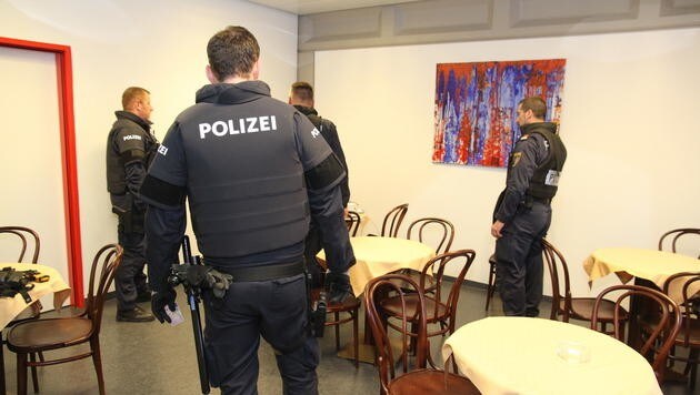 Die Beamten der schnellen Eingreiftruppe der Polizei legten zu ihrer Sicherheit Schutzwesten an. (Bild: Christoph Gantner)